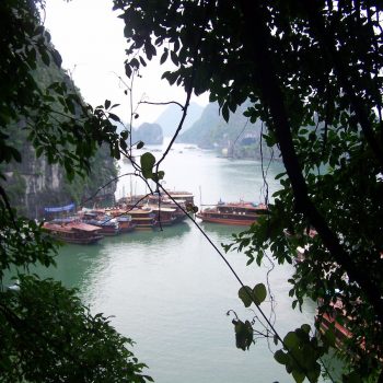 zicht op Halong Bay